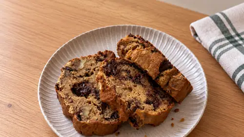 Bananų duona su graikiniais riešutais ir šokoladu