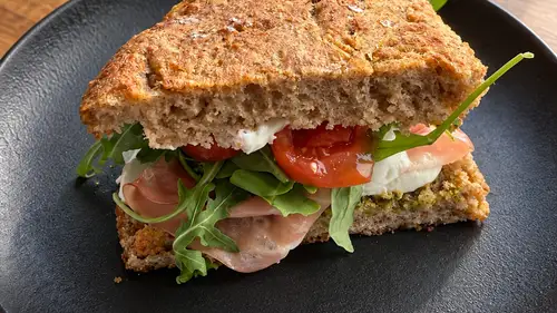 Tobulas focaccia sumuštinis